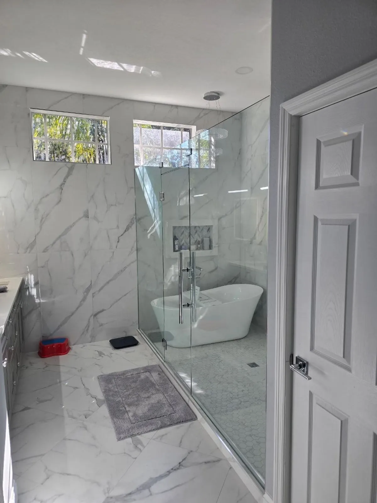 Curbless shower with single pane glass and tiled bench
